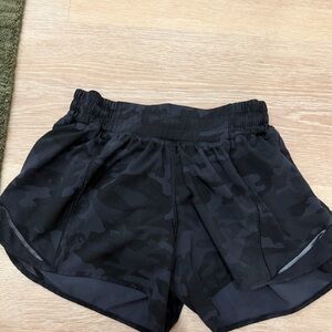 Lululemon Women’s Black Camo Running Shorts - hot hottie 4”